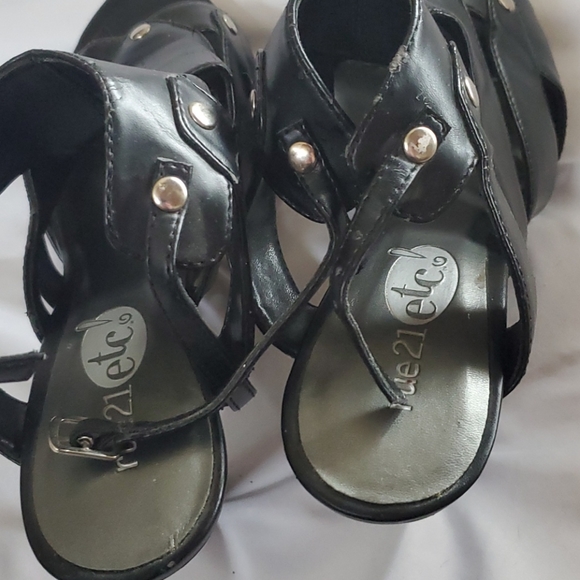 Black heels - Picture 3 of 5